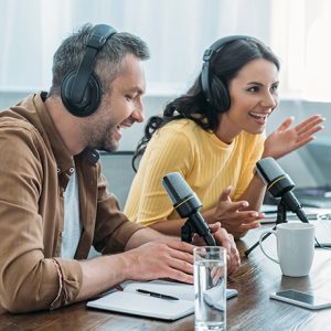 Man en vrouw nemen een Podcast op