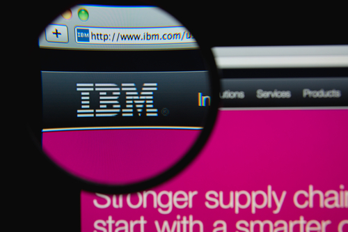 IBM uitvergroot door vergrootglas