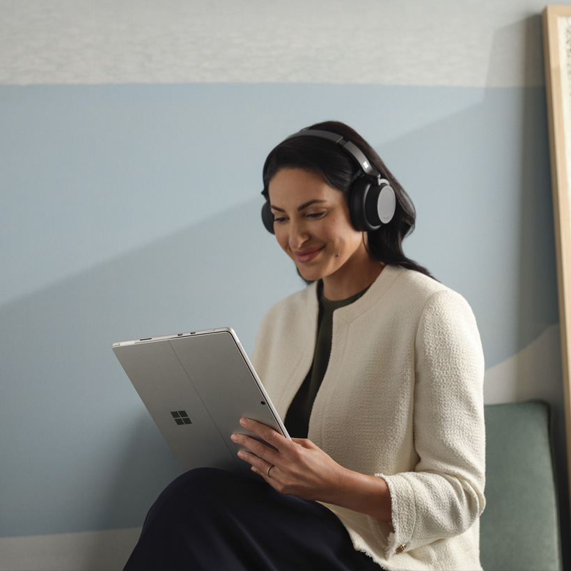 Vrouw gebruikt de Microsoft Surface Pro 8 als tablet