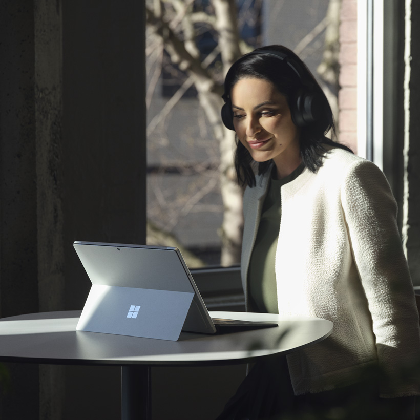 Vrouw werkt op Microsoft Surface Pro 8 laptop
